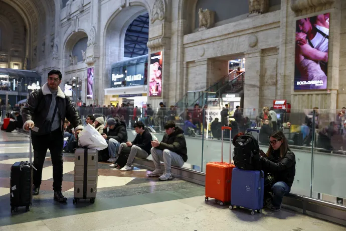 Utasok várakoznak a milánói főpályaudvaron 2026. február 7-én, miközben az olasz rendőrség nyomozást folytat a Bologna közelében történt tüzeset miatt – Fotó: Guglielmo Mangiapane / Reuters