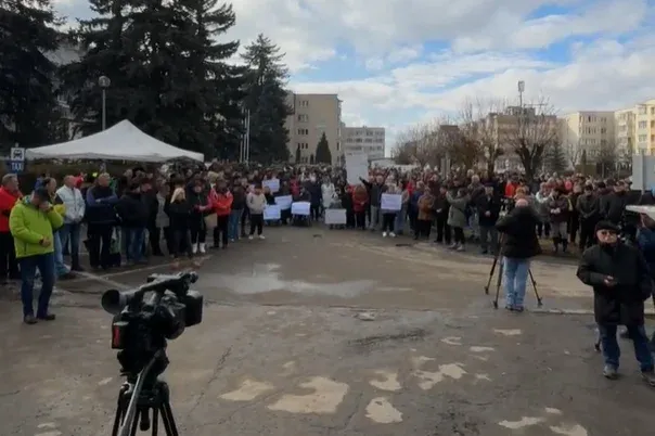 Mintegy 200-an tüntettek Gyergyószentmiklóson a helyi adók és illetékek emelése miatt