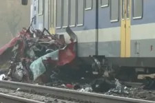 Sínek közé csúszott egy kocsi Isaszegnél, két vonat is letarolta