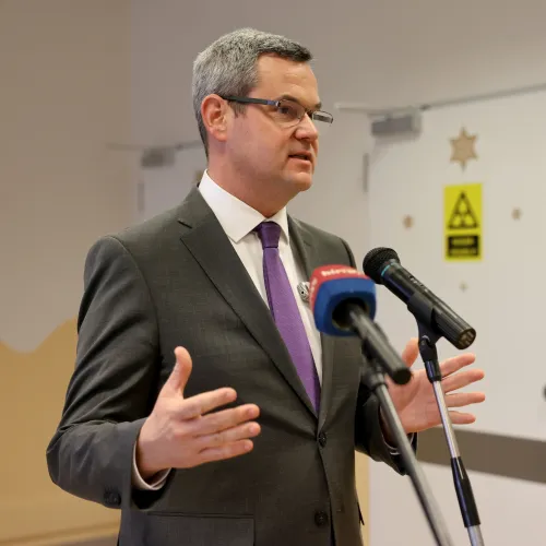 Egészségügyi államtitkár: Az MKKP aktivistája maga döntött úgy, hogy nyílt töréssel hazamegy a kórházból Kép