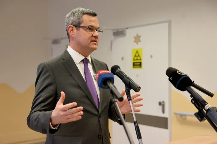 Az egészségügyi államtitkár szerint az MKKP aktivistája maga döntött úgy, hogy nyílt töréssel hazamegy a kórházból, a férfi szerint ez nettó hazugság