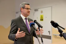 Az egészségügyi államtitkár szerint az MKKP aktivistája maga döntött úgy, hogy nyílt töréssel hazamegy a kórházból, a férfi szerint ez nettó hazugság