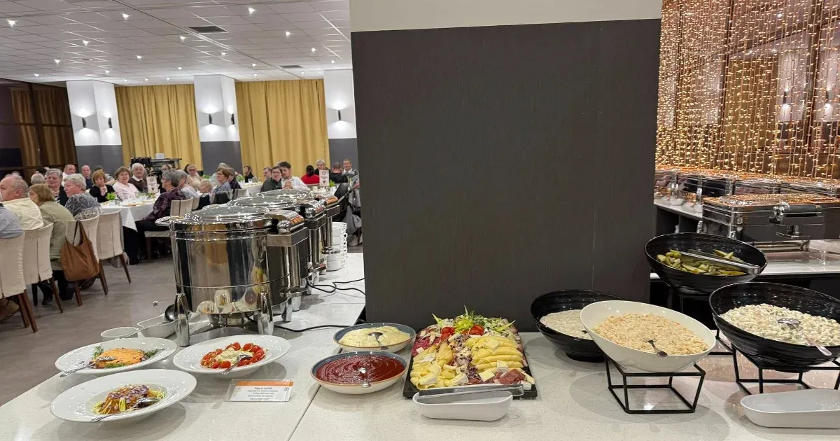 Lemondták a fizetős bált, ezért a Rotary Club 130 rászorulót hívott meg vacsorára a Hotel Sopronba