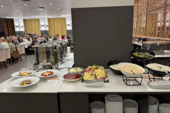 Lemondták a fizetős bált, ezért a Rotary Club 130 rászorulót hívott meg vacsorára a Hotel Sopronba