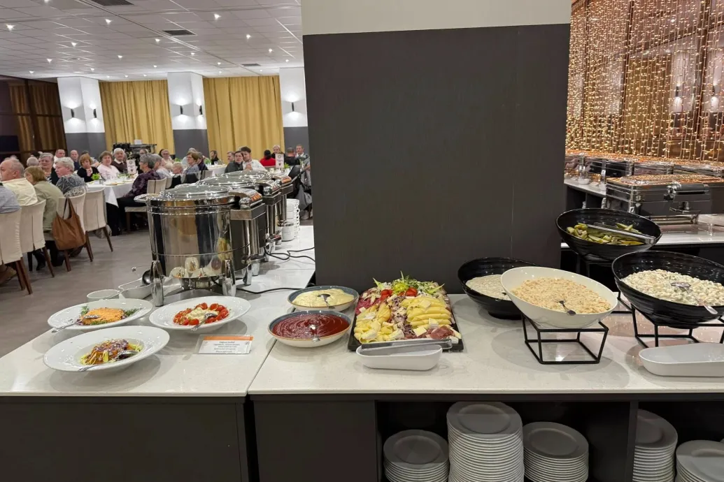 Lemondták a fizetős bált, ezért a Rotary Club 130 rászorulót hívott meg vacsorára a Hotel Sopronba