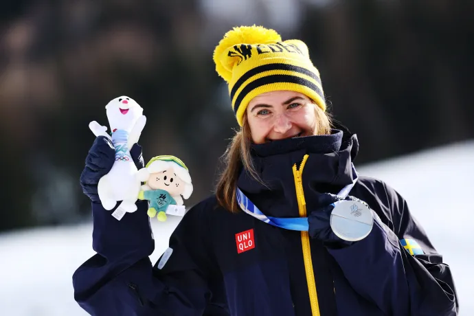Ebba Andersson a később elveszett ezüstérmével – Fotó: Kai Pfaffenbach / Reuters