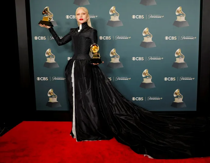 Lady Gaga két Grammy-díjjal pózol a 68. Grammy-gálán Los Angelesben: a legjobb dance pop felvétel, valamint a legjobb pop vokális album díjával – Fotó: Mike Blake / Reuters