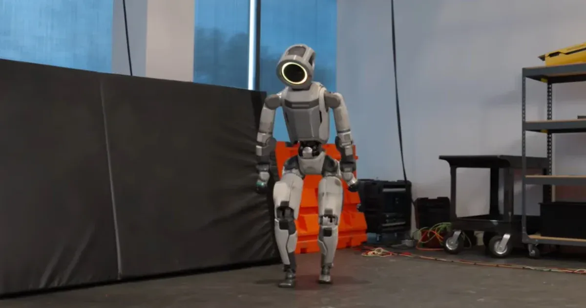 Hátraszaltózni és cigánykerekezni is tud a Boston Dynamics új robotja