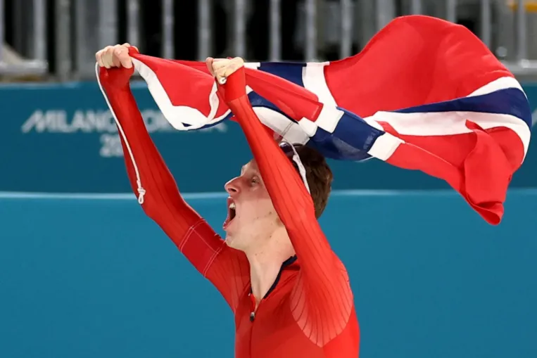 Két hete elsőként ment 6 perc alá 5000 méteren, most olimpiai rekorddal lett bajnok a norvég korcsolyázó
