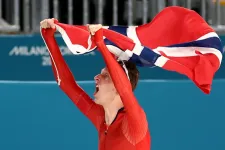 Két hete elsőként ment 6 perc alá 5000 méteren, most olimpiai rekorddal lett bajnok a norvég korcsolyázó