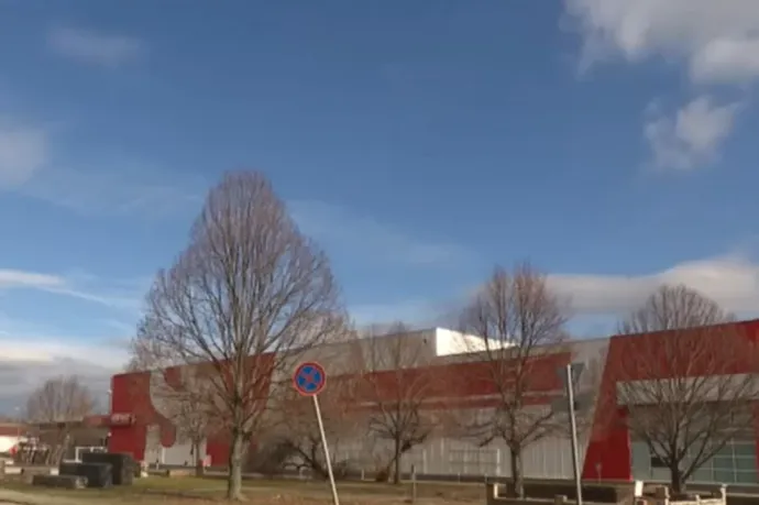 Rosszul lett egy budapesti irodában, magára hívta a mentőket, egy órán át keresték, de mire megtalálták, meghalt