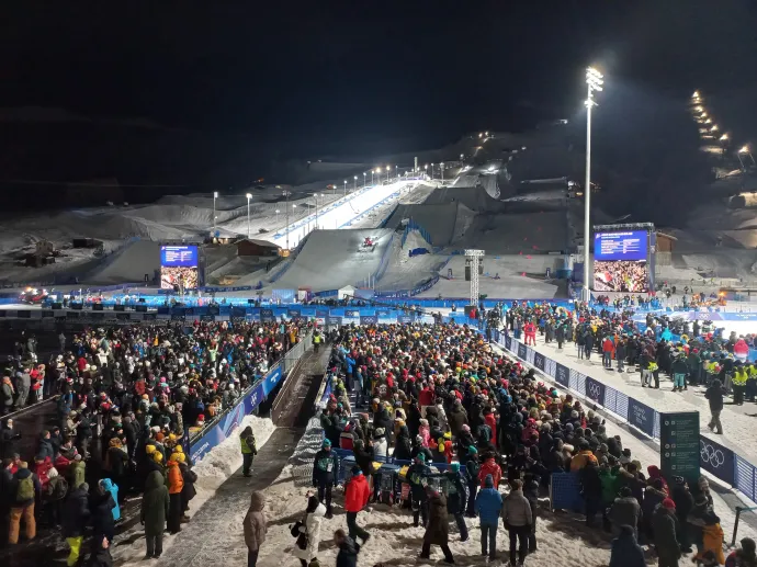 A férfi snowboard big air döntőjét is sokan nézték meg Livignóban – Fotó: Fehér János / Telex