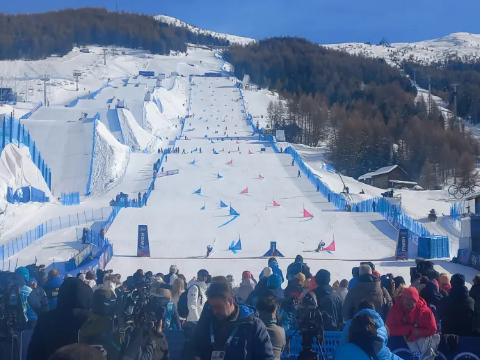 Szinte az összes snowboardos és síakrobatikai pálya egymás mellé került – Fotó: Fehér János / Telex