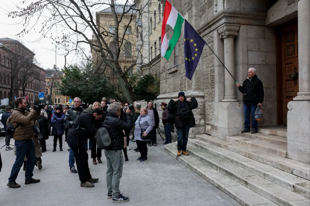 „Az se érdekel, ha letöltendőt kérnek” – tüntetők kísérték Iványi Gáborékat az első bírósági tárgyalásukra