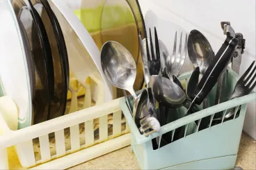 Nyéllel felfelé vagy lefelé? Tippelj, hogyan kell bepakolni az evőeszközöket!