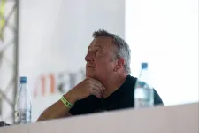 Valaki tanítsa már meg Bayer Zsoltot internetezni, az isten szerelmére!