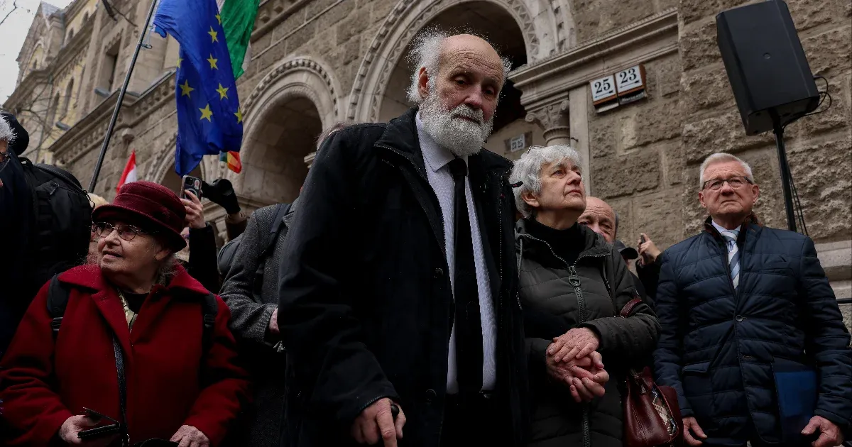 „Az se érdekel, ha letöltendőt kérnek” – tüntetők kísérték Iványi Gáborékat az első bírósági tárgyalásukra
