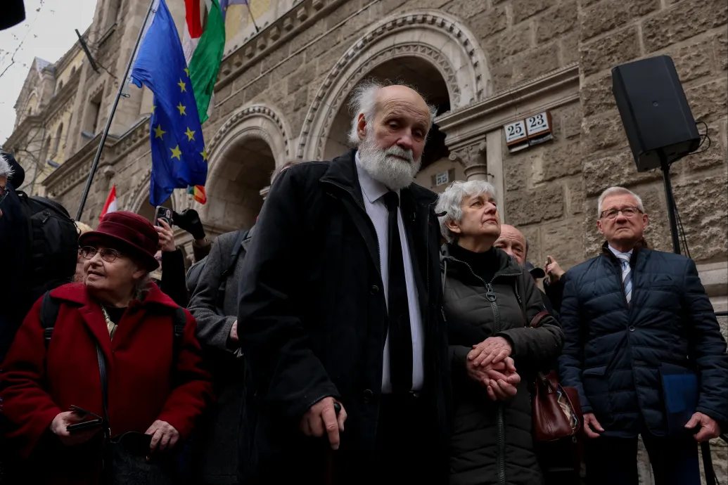 „Az se érdekel, ha letöltendőt kérnek” – tüntetők kísérték Iványi Gáborékat az első bírósági tárgyalásukra