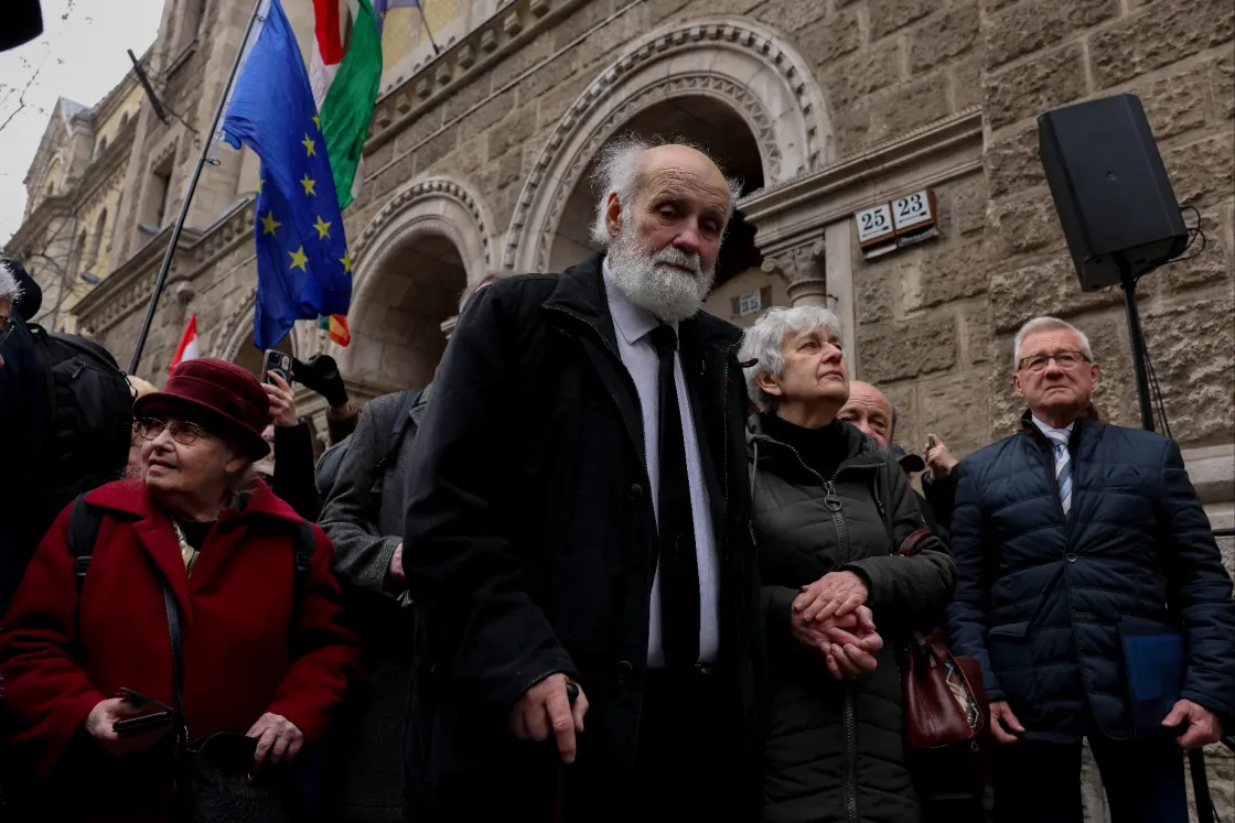 „Az se érdekel, ha letöltendőt kérnek” – tüntetők kísérték Iványi Gáborékat az első bírósági tárgyalásukra