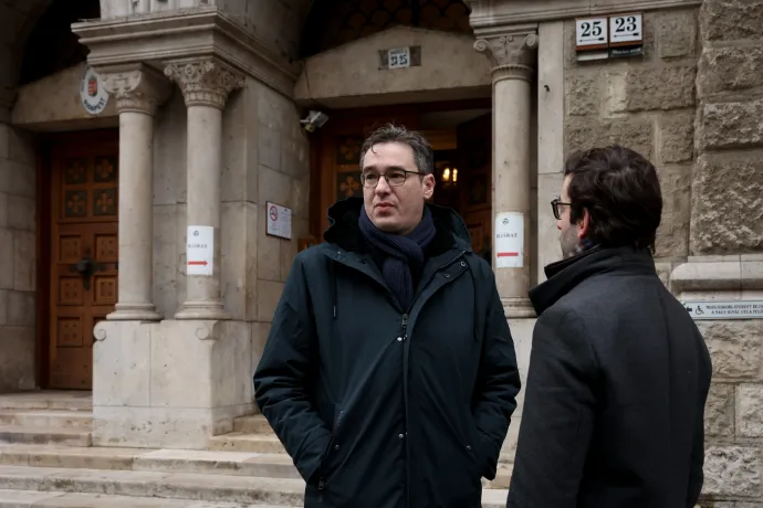 Karácsony Gergely és Fekete-Győr András a bíróság épülete előtt – Fotó: Bődey János / Telex