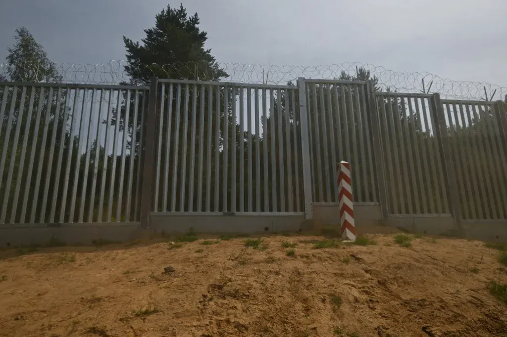 Azonosítatlan ballonok sértették meg a lengyel légteret éjszaka