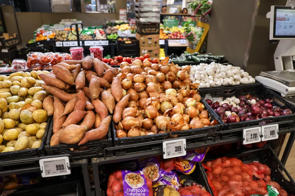 Mesterséges intelligenciás gyümölcsfelismeréssel kísérletezik magyar üzletében a Spar