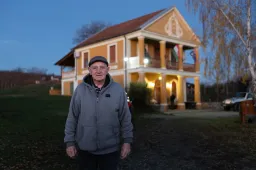 Az első lövésnél az oroszok visszakoztak, miközben a tankból géppuskával lőttek bennünket. Balról a bokrokból repültek a Molotov-koktélok