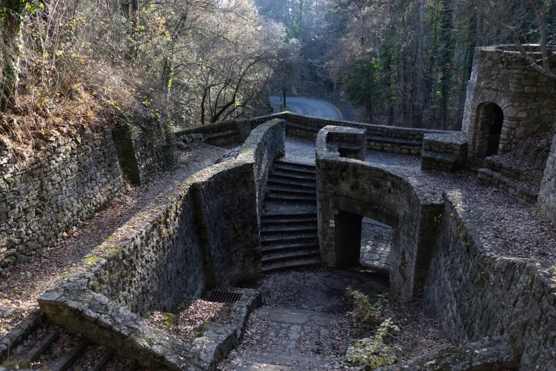 Az első lövésnél az oroszok visszakoztak, miközben a tankból géppuskával lőttek bennünket. Balról a bokrokból repültek a Molotov-koktélok
