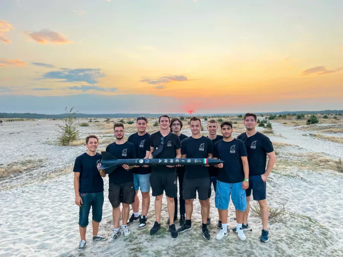 Fiatal tudósok a fellővés előtt – Fotó: SZTE Skywalkers