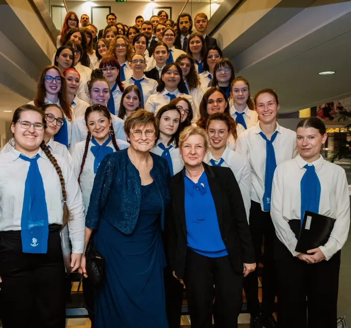 Karikó Katalin és a Szegedi Egyetemi Énekkar – Fotó: Sahin-Tóth István