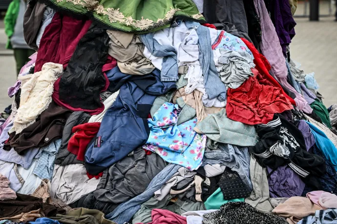 Nem égethetik el mostantól a boltláncok az el nem adott ruhákat egy új uniós szabályzás szerint