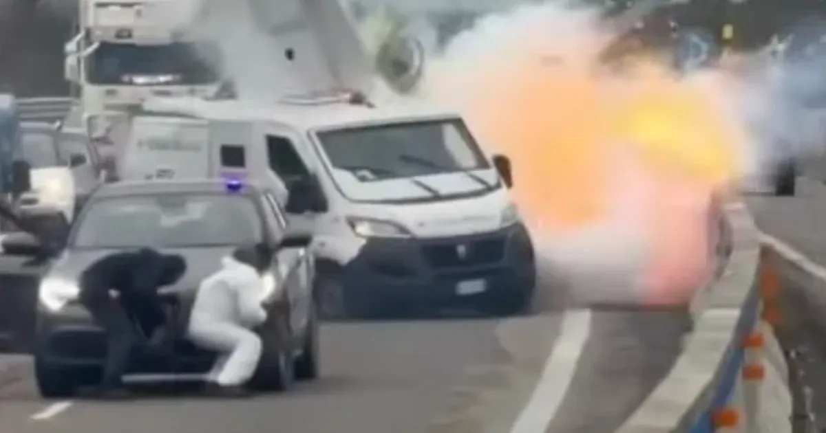 Videóra vették, ahogy felrobbantottak egy pénzszállítót egy dél-olasz autópályán