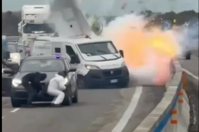 Videóra vették, ahogy felrobbantottak egy pénzszállítót egy délolasz autópályán