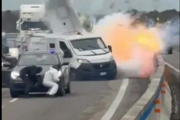 Videóra vették, ahogy felrobbantottak egy pénzszállítót egy délolasz autópályán