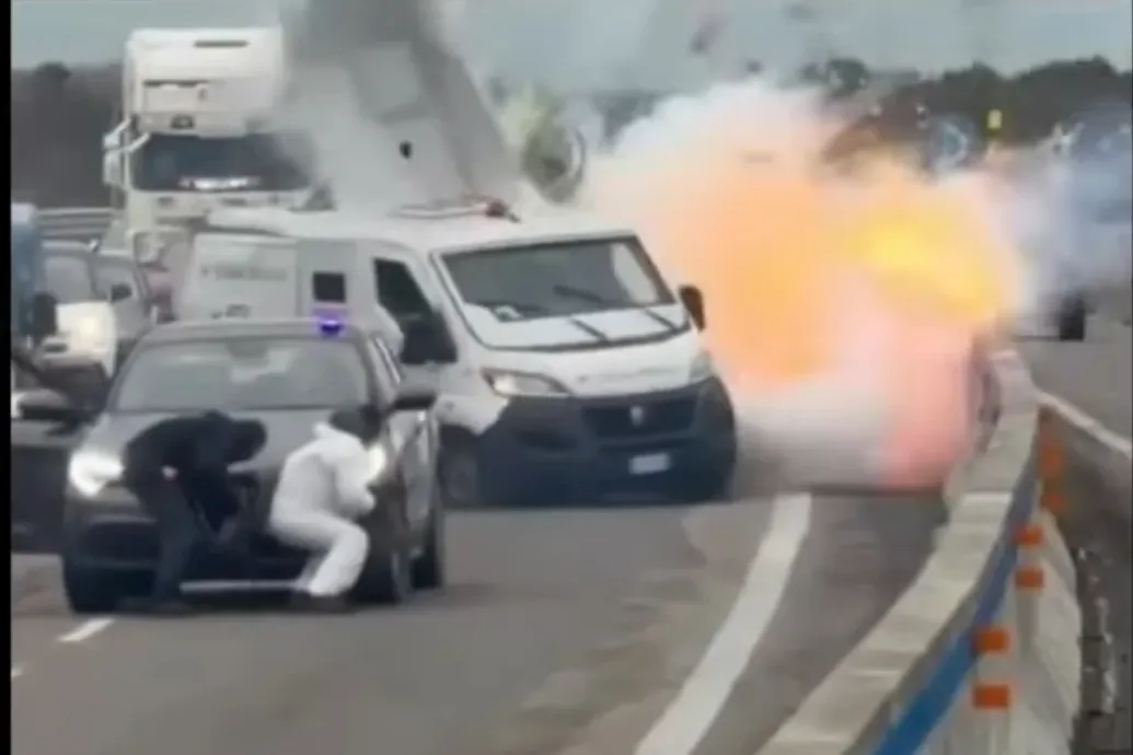 Videóra vették, ahogy felrobbantottak egy pénzszállítót egy dél-olasz autópályán
