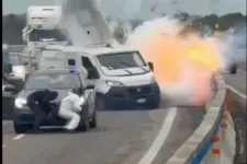 Videóra vették, ahogy felrobbantottak egy pénzszállítót egy délolasz autópályán