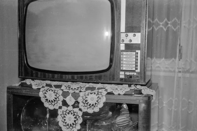 Tipikus tévéasztal a 70-es, 80-as években – Fotó: Szombatfalvi László / Azopan Fotóarchívum