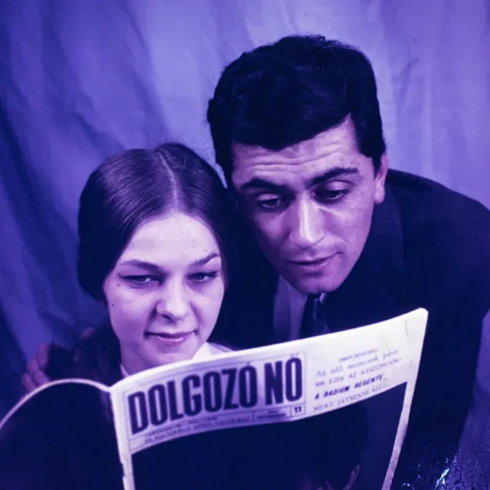 Dolgozó Nőt olvasó pár, reklámfotó – Fotó: Minerva Fotóarchívum