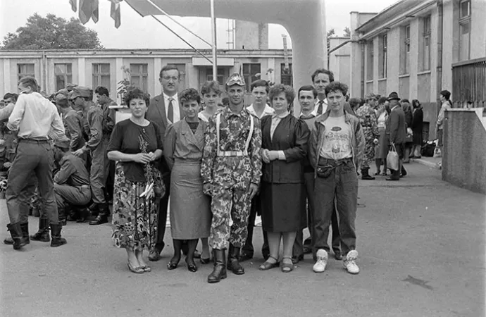 Családi csoportkép az 1980-as évekből a bevonuló fiatalemberrel – Fotó: Minerva Fotóarchívum