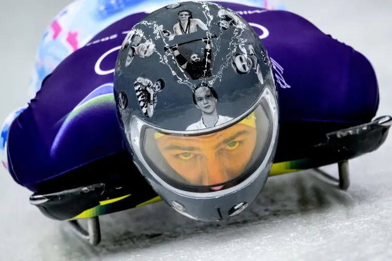 A háborúban meghalt sportolótársai képével a sisakján versenyezne a téli olimpián Ukrajna zászlóvivője