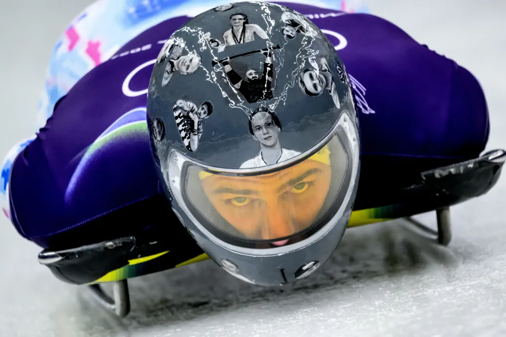 A háborúban meghalt sportolótársai képével a sisakján versenyezne a téli olimpián Ukrajna zászlóvivője