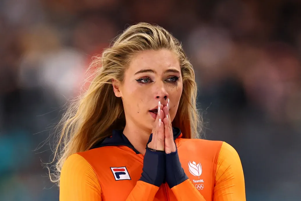 Öt perc alatt kétszer dőlt meg az olimpiai csúcs gyorskorcsolyában, a hollandok megnyerték az első érmeiket