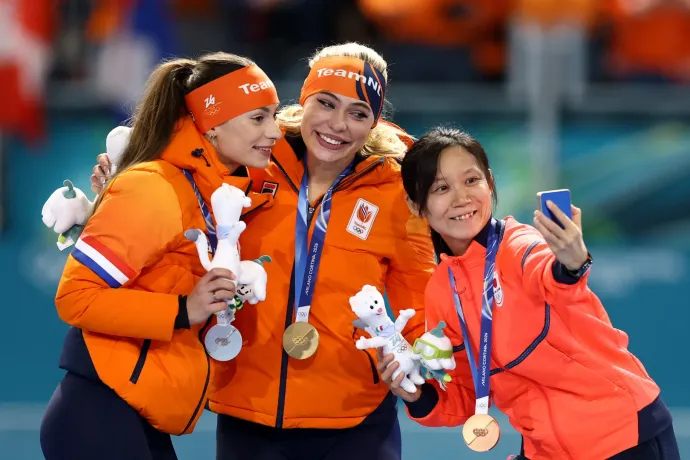 Öt perc alatt kétszer dőlt meg az olimpiai csúcs gyorskorcsolyában, a hollandok megnyerték az első érmeiket