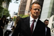 Szijjártó álhírnek nevezte a gödi Samsung-gyárról szóló cikkünket, jogi lépéseket ígér