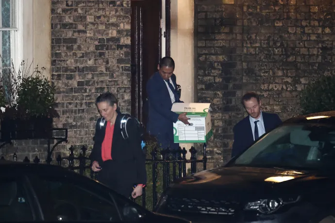 Rendőrök távoznak Peter Mandelson londoni lakásából, miután házkutatást tartottak nála 2026. február 6-án – Fotó: Henry Nicholls / AFP