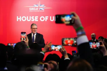 Régóta inogott a széke, az Epstein-ügy miatt most összecsapnak a hullámok a brit kormányfő feje fölött