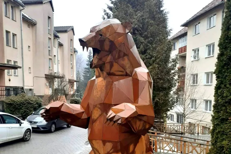 Tusnádfürdőről üzenték: miközben a politika medvékre vadászna, a kormány a helyi beavatkozást lövi lábon