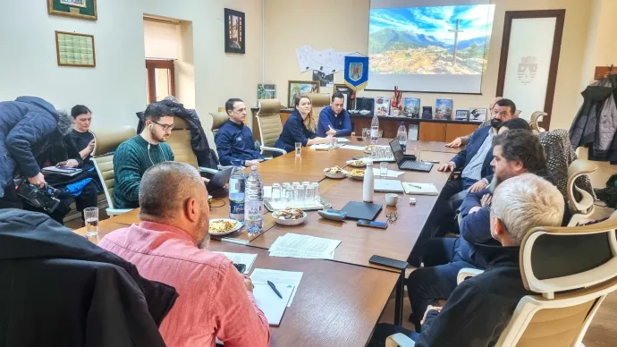 A Project Bag Egyesület által összehívott, román nyelvű tusnádfürdői szakmai egyeztetésen többek között Butyka Zsolt polgármester, Mihai Pop, a Vadgazdálkodási és Hegyvidéki Erőforrások Kutatási és Fejlesztési Intézet munkatársa, valamint civil és természetvédelmi szakemberek – Fotó: Project Bag Egyesület