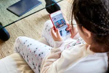 A magyar felnőttek többsége támogatná, hogy a 16 év alattiaknak tiltsák meg a közösségi oldalak használatát