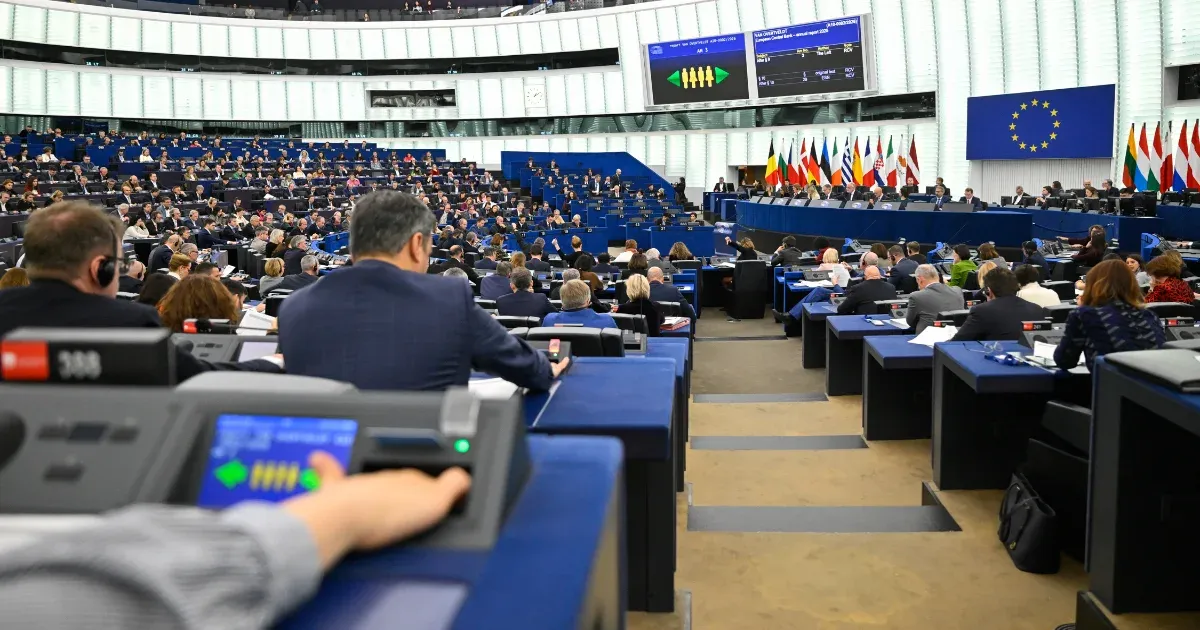 Keményebb menekültügyi szabályokra mondott igent az EP, csak egy magyar pártból szavaztak nemmel